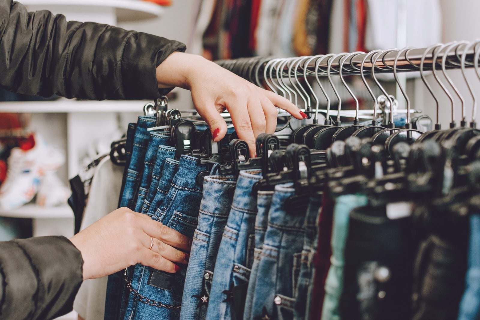 fast-fashion-mulher-procurando-roupas